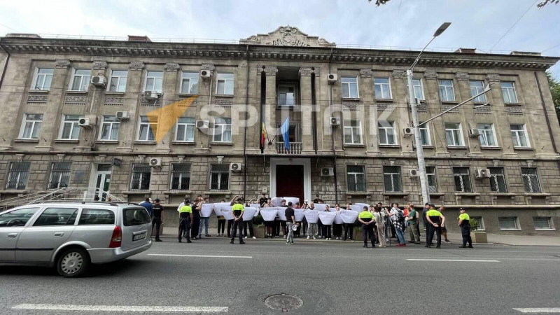 Сторонники молдавской оппозиции пикетируют здание ЦИК