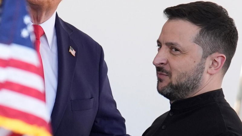 Telegraph узнал о призыве Стармера к Зеленскому из-за перепалки с Трампом