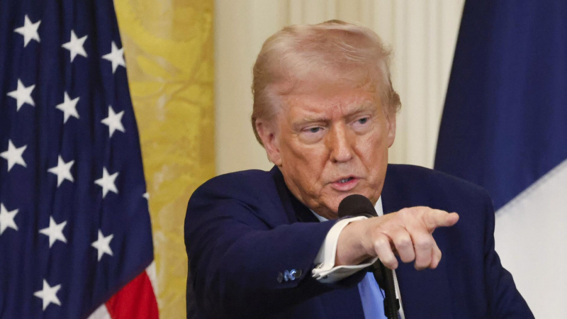Чтец по губам раскрыла, что Трамп сказал Макрону в Ватикане