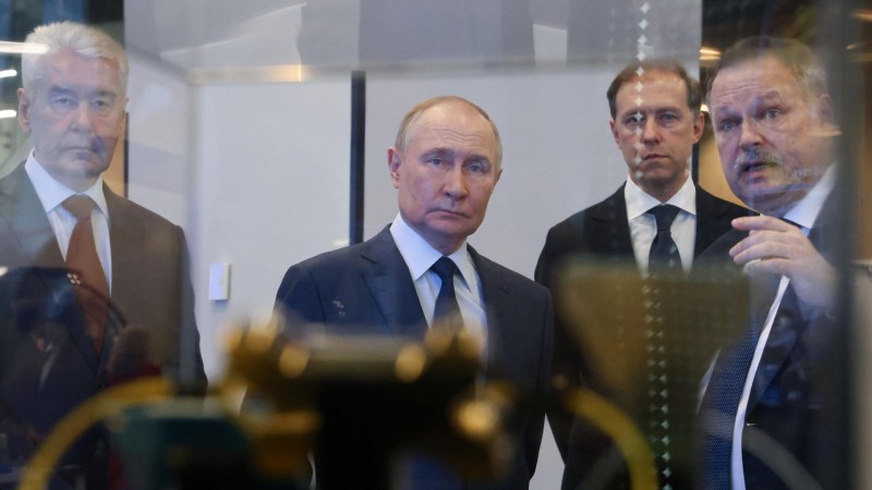 Путин счел космическую отрасль флагманом национального развития