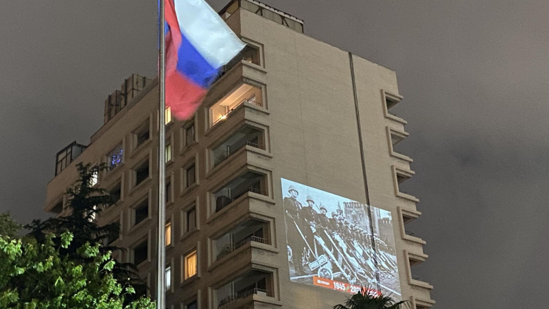 В российском посольстве в Японии прошла уличная проекция кадров Победы