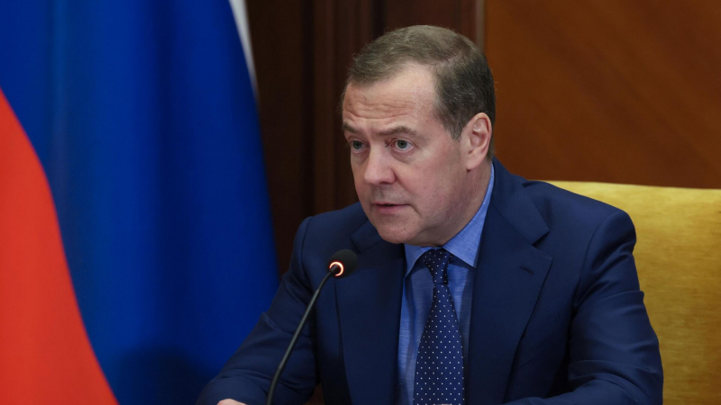 Медведев: Иран продолжит обогащать ядерные материалы после атаки США