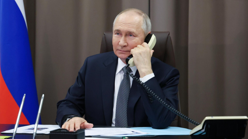 Песков назвал разговор Путина и Макрона содержательным