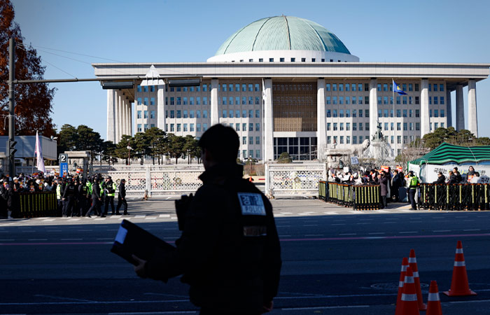 Парламент Южной Кореи одобрил резолюцию с призывом арестовать президента страны