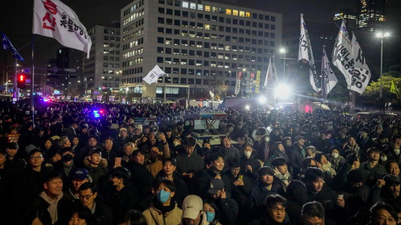 У здания парламента Южной Кореи собрались тысячи митингующих